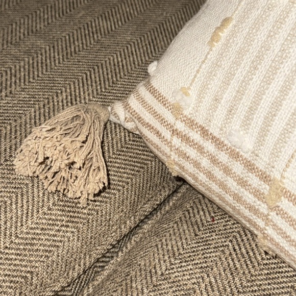 NWT Decorative Throw Pillow 14”x24” (white and tan) Plaid/Stripes Oblong/Tassels - Picture 6 of 10